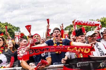 Fans beim UEFA-Fußball-Europameisterschaft 2016 Spiel Deutschland gegen Polen in Berlin