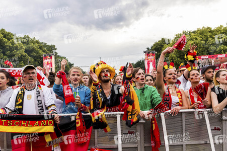 Fans beim UEFA-Fußball-Europameisterschaft 2016 Spiel Deutschland gegen Polen in Berlin