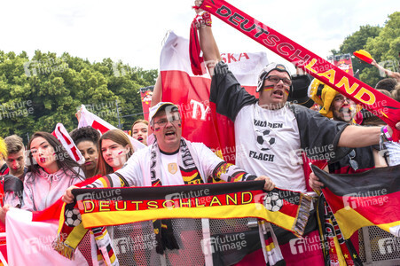 Fans beim UEFA-Fußball-Europameisterschaft 2016 Spiel Deutschland gegen Polen in Berlin