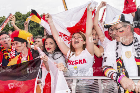 Fans beim UEFA-Fußball-Europameisterschaft 2016 Spiel Deutschland gegen Polen in Berlin