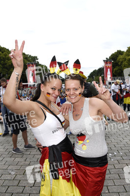 Fans beim UEFA-Fußball-Europameisterschaft 2016 Spiel Deutschland gegen Polen in Berlin