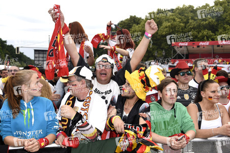 Fans beim UEFA-Fußball-Europameisterschaft 2016 Spiel Deutschland gegen Polen in Berlin