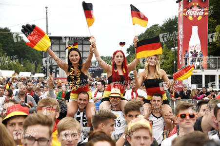 Fans beim UEFA-Fußball-Europameisterschaft 2016 Spiel Deutschland gegen Polen in Berlin