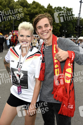 Fans beim UEFA-Fußball-Europameisterschaft 2016 Spiel Deutschland gegen Polen in Berlin