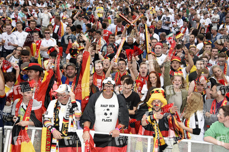 Fans beim UEFA-Fußball-Europameisterschaft 2016 Spiel Deutschland gegen Polen in Berlin