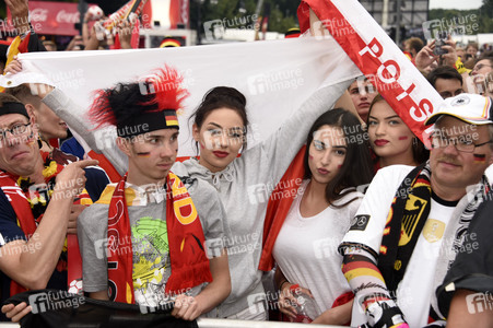 Fans beim UEFA-Fußball-Europameisterschaft 2016 Spiel Deutschland gegen Polen in Berlin