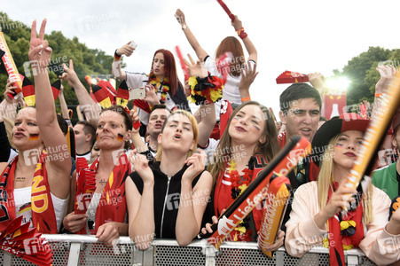 Fans beim UEFA-Fußball-Europameisterschaft 2016 Spiel Deutschland gegen Polen in Berlin
