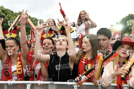 Fans beim UEFA-Fußball-Europameisterschaft 2016 Spiel Deutschland gegen Polen in Berlin