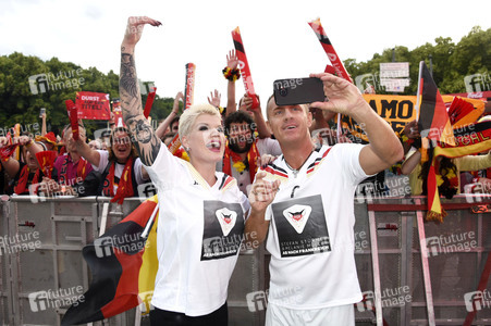 Fans beim UEFA-Fußball-Europameisterschaft 2016 Spiel Deutschland gegen Polen in Berlin