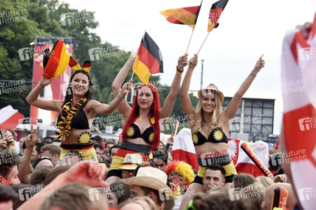 Fans beim UEFA-Fußball-Europameisterschaft 2016 Spiel Deutschland gegen Polen in Berlin