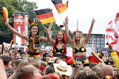 Fans beim UEFA-Fußball-Europameisterschaft 2016 Spiel Deutschland gegen Polen in Berlin