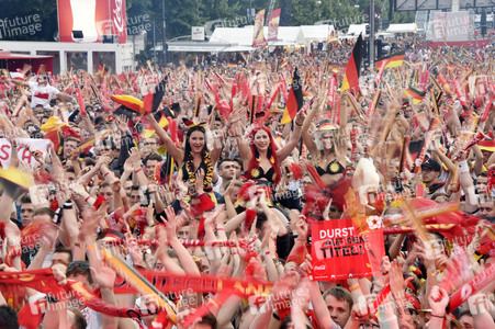 Fans beim UEFA-Fußball-Europameisterschaft 2016 Spiel Deutschland gegen Polen in Berlin