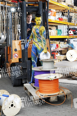 WORKING ART: Gabelstaplerfahrer / Forklift Driver Bodypainting