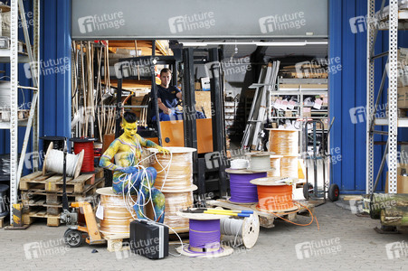 WORKING ART: Gabelstaplerfahrer / Forklift Driver Bodypainting