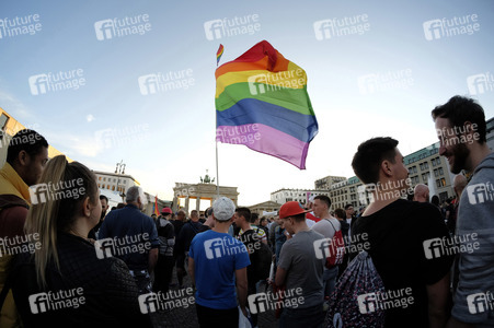 Gedenken an die Opfer des Anschlags von Orlando in Berlin
