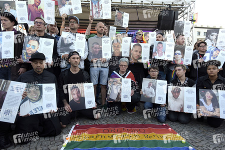 Gedenken an die Opfer des Anschlags von Orlando in Berlin