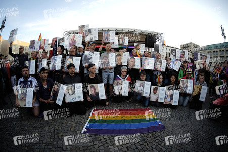 Gedenken an die Opfer des Anschlags von Orlando in Berlin