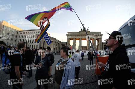 Gedenken an die Opfer des Anschlags von Orlando in Berlin