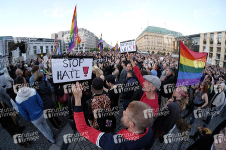 Gedenken an die Opfer des Anschlags von Orlando in Berlin