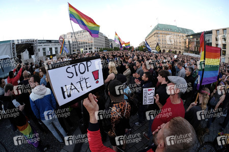 Gedenken an die Opfer des Anschlags von Orlando in Berlin