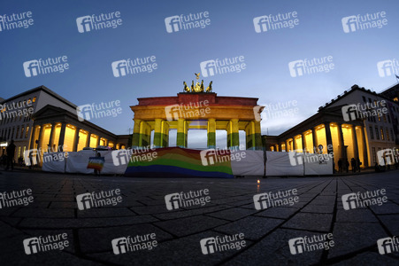 Gedenken an die Opfer des Anschlags von Orlando in Berlin