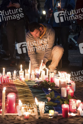 Gedenken an die Opfer des Anschlags von Orlando in Berlin
