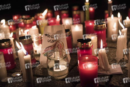 Gedenken an die Opfer des Anschlags von Orlando in Berlin