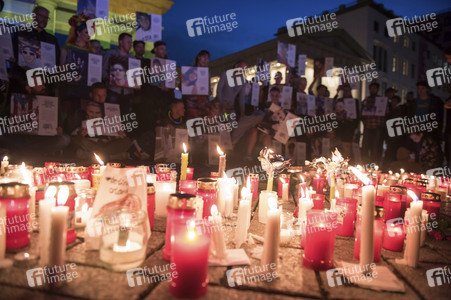 Gedenken an die Opfer des Anschlags von Orlando in Berlin