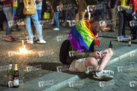 Gedenken an die Opfer des Anschlags von Orlando in Berlin