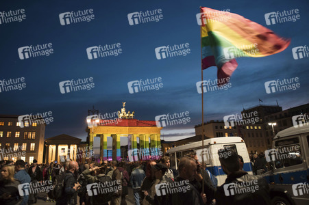 Gedenken an die Opfer des Anschlags von Orlando in Berlin