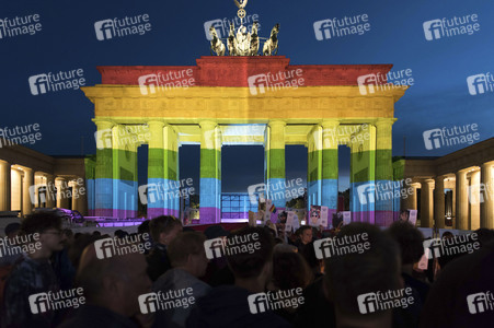 Gedenken an die Opfer des Anschlags von Orlando in Berlin