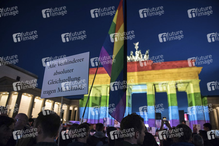 Gedenken an die Opfer des Anschlags von Orlando in Berlin