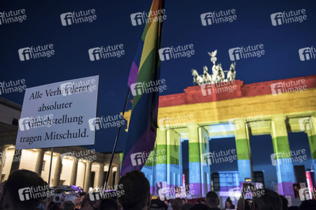 Gedenken an die Opfer des Anschlags von Orlando in Berlin