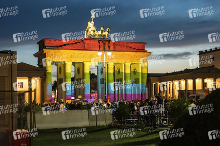 Gedenken an die Opfer des Anschlags von Orlando in Berlin
