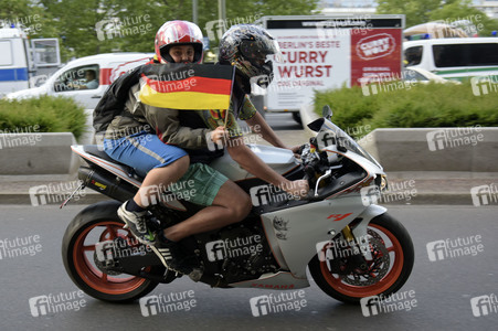 Autokorso nach dem UEFA-Fußball-Europameisterschaft 2016 Spiel Deutschland gegen Nordirland in Berlin
