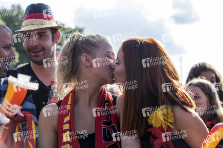 Fanmeile beim UEFA-Fußball-Europameisterschaft 2016 Spiel Deutschland gegen Nordirland in Berlin