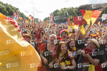 Fanmeile beim UEFA-Fußball-Europameisterschaft 2016 Spiel Deutschland gegen Nordirland in Berlin
