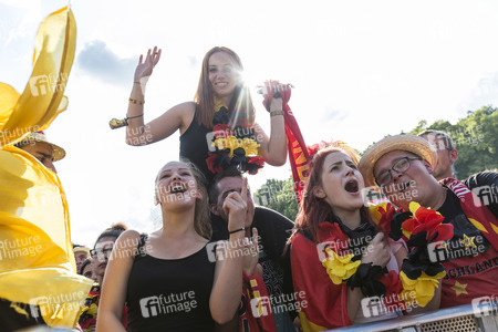 Fanmeile beim UEFA-Fußball-Europameisterschaft 2016 Spiel Deutschland gegen Nordirland in Berlin