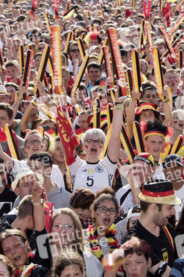 Fanmeile beim UEFA-Fußball-Europameisterschaft 2016 Spiel Deutschland gegen Nordirland in Berlin