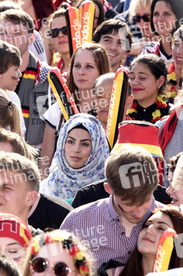 Fanmeile beim UEFA-Fußball-Europameisterschaft 2016 Spiel Deutschland gegen Nordirland in Berlin