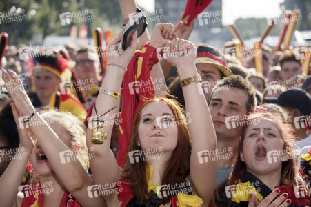 Fanmeile beim UEFA-Fußball-Europameisterschaft 2016 Spiel Deutschland gegen Nordirland in Berlin