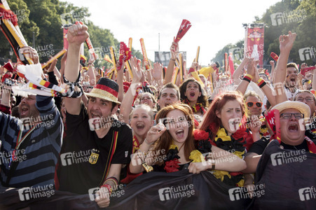 Fanmeile beim UEFA-Fußball-Europameisterschaft 2016 Spiel Deutschland gegen Nordirland in Berlin