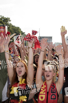 Fanmeile beim UEFA-Fußball-Europameisterschaft 2016 Spiel Deutschland gegen Nordirland in Berlin
