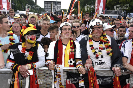 Fanmeile beim UEFA-Fußball-Europameisterschaft 2016 Spiel Deutschland gegen Nordirland in Berlin