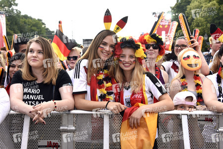 Fanmeile beim UEFA-Fußball-Europameisterschaft 2016 Spiel Deutschland gegen Nordirland in Berlin