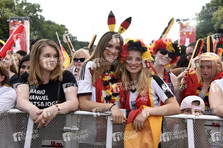 Fanmeile beim UEFA-Fußball-Europameisterschaft 2016 Spiel Deutschland gegen Nordirland in Berlin