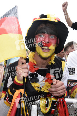 Fanmeile beim UEFA-Fußball-Europameisterschaft 2016 Spiel Deutschland gegen Nordirland in Berlin