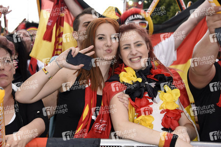 Fanmeile beim UEFA-Fußball-Europameisterschaft 2016 Spiel Deutschland gegen Nordirland in Berlin