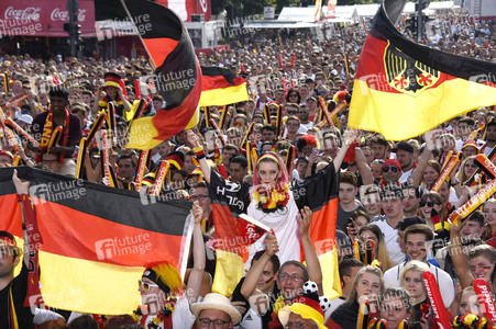 Fanmeile beim UEFA-Fußball-Europameisterschaft 2016 Spiel Deutschland gegen Nordirland in Berlin