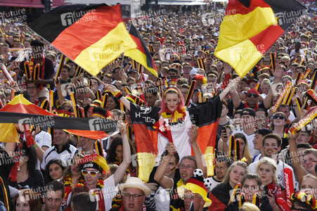 Fanmeile beim UEFA-Fußball-Europameisterschaft 2016 Spiel Deutschland gegen Nordirland in Berlin